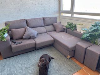 Sofá chaiselongue gris/marrón con desperfectos.