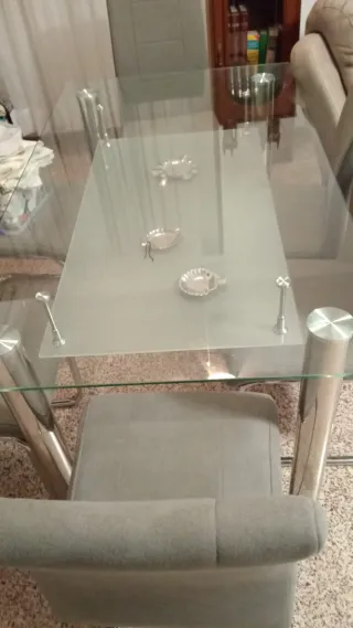 Mesa cristal y 8 sillas comedor