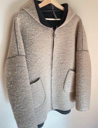 Chaqueta neopreno con capucha y cremallera