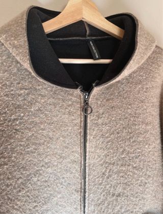 Chaqueta neopreno con capucha y cremallera