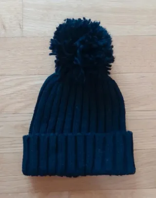 Berretto nero con pon pon