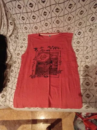 Camiseta sin mangas roja con estampado