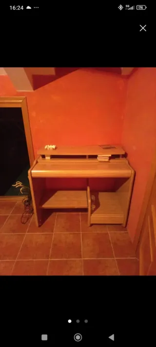 Escritorio de madera extensible.