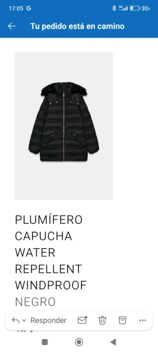 Plumífero negro con capucha