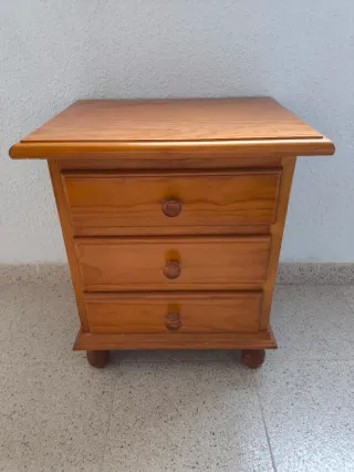Mesita de noche de madera