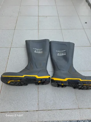 Botas de agua Dunlop negras y amarillas