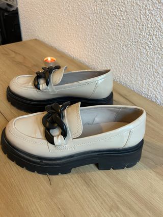 Mocasines Beige y Negro con Cadena