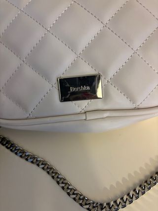Bolso Bershka acolchado cadena