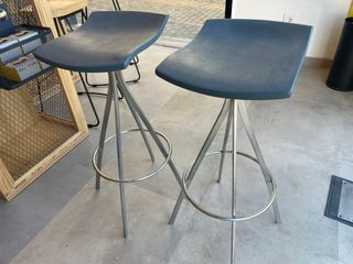 Taburetes giratorios cromados y asientos azules