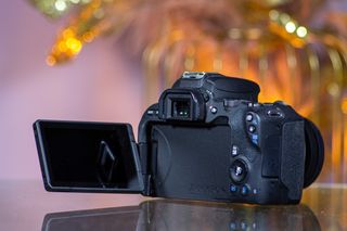 Canon EOS 200D + EF-S 18-55mm IS STM