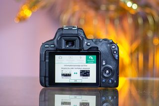 Canon EOS 200D + EF-S 18-55mm IS STM