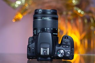 Canon EOS 200D + EF-S 18-55mm IS STM