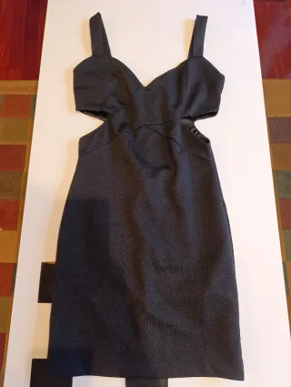 Vestido negro fiesta con cortes