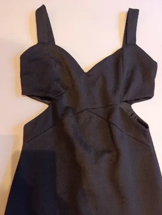 Vestido negro fiesta con cortes