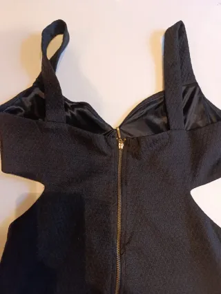 Vestido negro fiesta con cortes