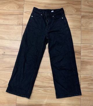 Vaqueros negros tiro alto corte recto