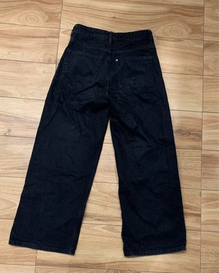 Vaqueros negros tiro alto corte recto