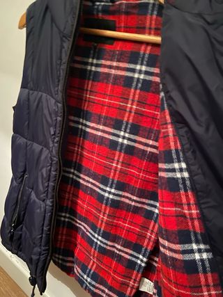 Chaleco azul con capucha