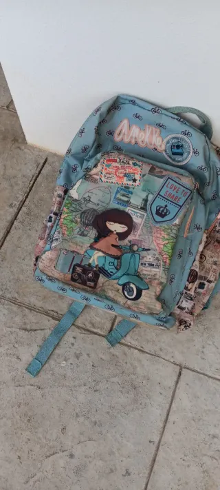 Mochila escolar azul con diseño