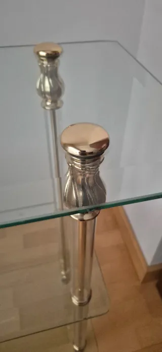 Estantería de cristal y metal dorada