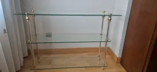 Estantería de cristal y metal dorada