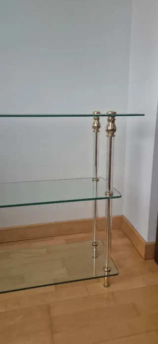 Estantería de cristal y metal dorada