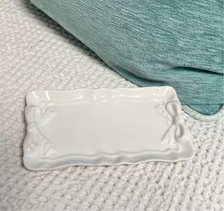 Bandeja cerámica blanca lazos