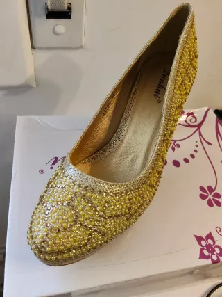 Zapatos dorados tacón talla 38 sin estrenar