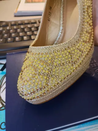 Zapatos dorados tacón talla 38 sin estrenar