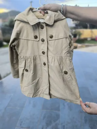 Chaquetón con capucha color beige