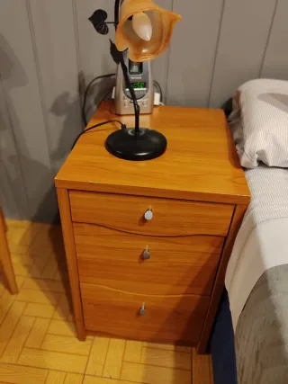 Cómoda y mesitas de madera