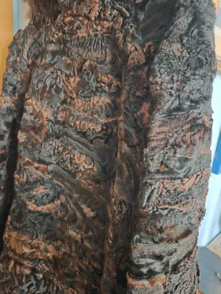 Abrigo entallado de astracán