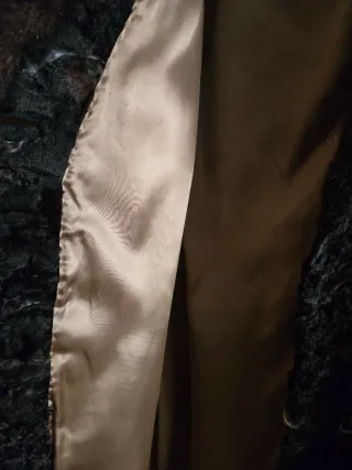 Abrigo entallado de astracán