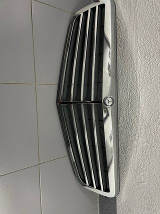 Parrilla Delantera Mercedes Cromada