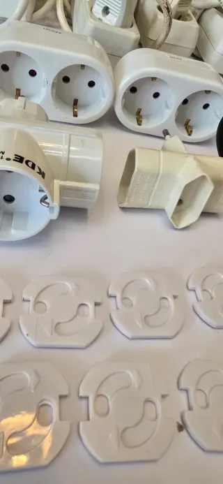 Varias regletas, alargadores y adaptadores