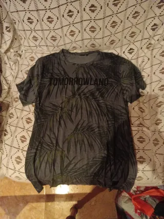 Camiseta Tomorrowland hojas verde/gris