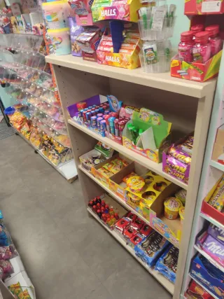 Estantería de madera y plástico