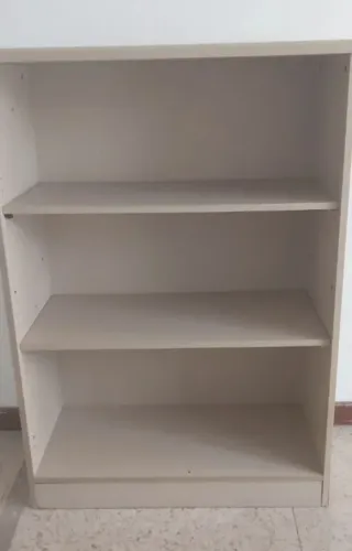 Estantería de madera y plástico