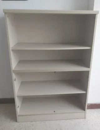 Estantería de madera y plástico