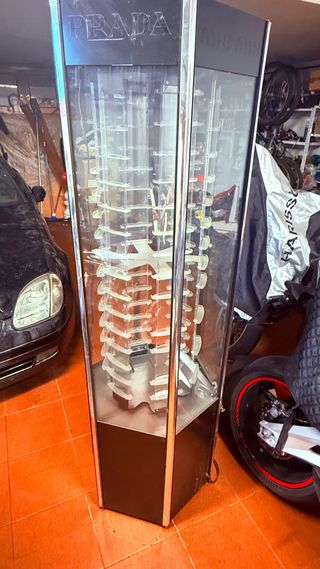 Torre expositora gafas Prada