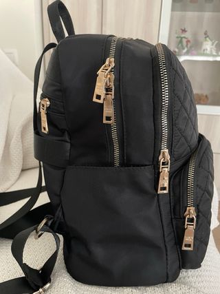 Mochila negra 34x31cm, en perfectas condiciones