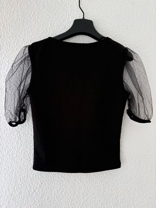 Top negro con mangas de tul.