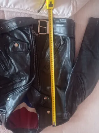 Cazadora de cuero negra con forro estampado