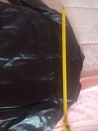 Cazadora de cuero negra con forro estampado