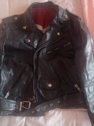 Cazadora de cuero negra con forro estampado