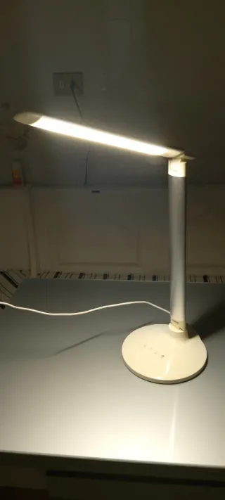 Lámpara de mesa LED moderna