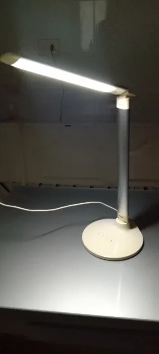 Lámpara de mesa LED moderna