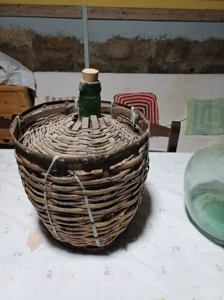 Damajuana de cristal con mimbre