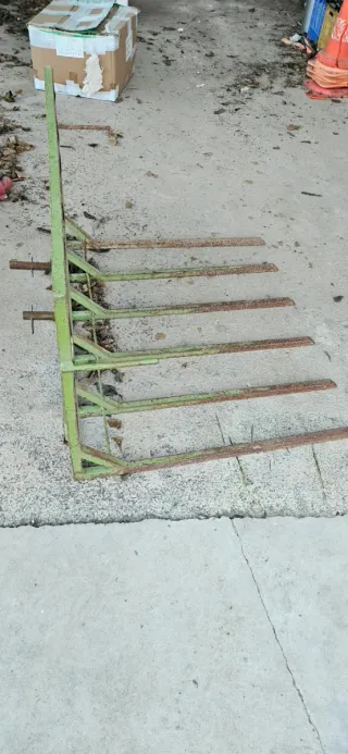 Recogedor de paja metálico verde