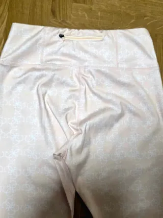 Mallas Guess rosas estampadas con logo